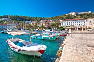 Fototapeta na wymiar Turquoise waterfront and harbor of old town of Hvar