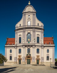 Fototapeta premium Kapellplatz in Altötting bei Sonne, Basilika St. Anna