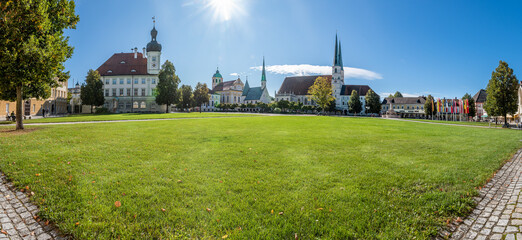 Kapellplatz in Altötting bei Sonne,  Stiftskirche und Gnadenkapelle, St. Magdalena, Rathaus