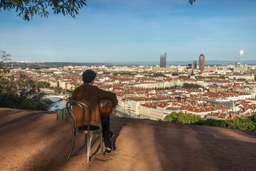 Jardin des Curiosités à Lyon , avec personne jouant du oud , vue panoramique , Rhône , France