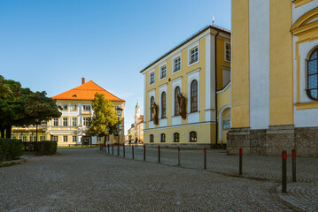 Kapellplatz in Altötting bei Sonne, Post und St. Magdalena