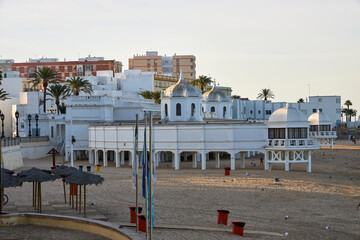 Playa de La Caleta en Cádiz y baluartes de San Sebastián y Santa Catalina