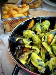 mussels in a pan