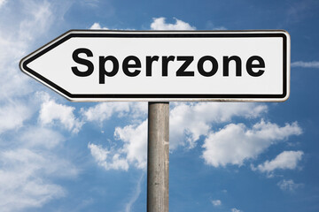 Obraz premium Wegweiser Sperrzone
