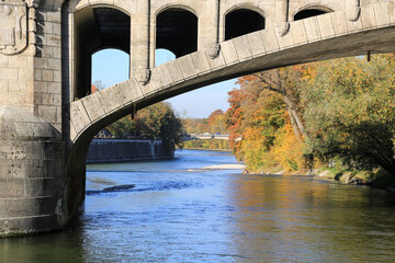 Die Maximiliansbrücke  - eine Bogenbrücke über die Isar in München im Herbst