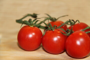Frische rote Tomaten auf einem Holzschneidebrett zum kochen.