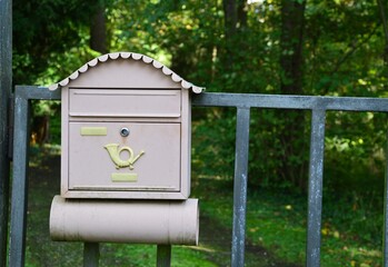ein alter Briefkasten