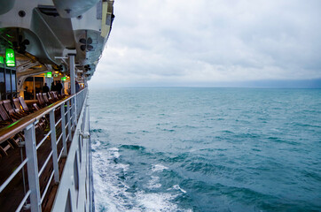 Sonnenliegen auf Luxus Kreuzfahrtschiff - Sun loungers and deck chairs on luxury Cunard oceanliner,...