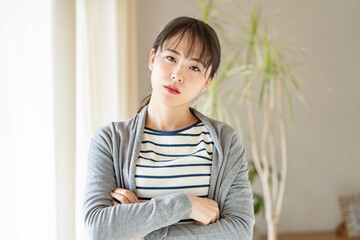 Fototapeta premium 悩む女性