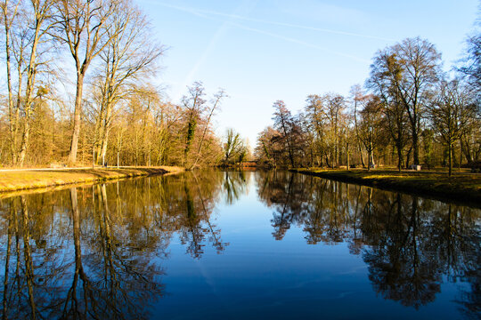 Winterlicher See mit Spiegelung