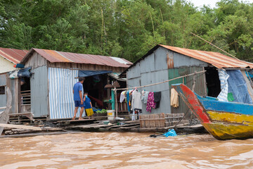 Fototapeta na wymiar Cambogia, villaggio galleggiante di pescatori vietnamiti