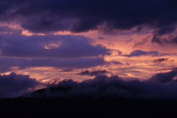 紫とオレンジに染まった夕暮れの雲