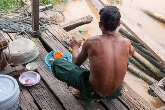 Cambogia, pescatore nel fiume Makong