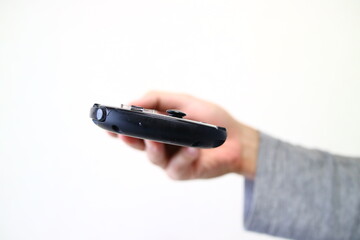 携帯ゲーム機を持つ手