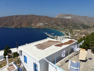 Albicocche su un tetto al sole con vista mare a  Potamos ad Amorgos nelle Isole Cicladi in Grecia.