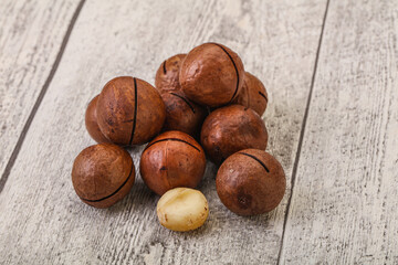 Obraz premium Brown macadamia nut heap over background