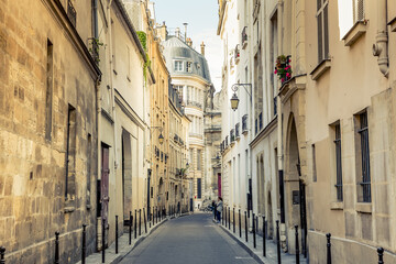 Fototapeta na wymiar old street in paris
