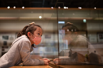 Obraz na płótnie Canvas マスクを着用して博物館を見学する少女