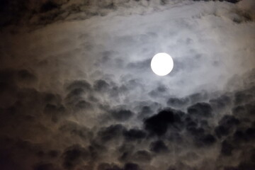 Obraz na płótnie Canvas Luna nuvolosa