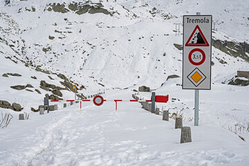 Winterliche Sperrung der Tremola-Strasse auf der Passh&ouml;he des St. Gotthardpasses, Schweiz