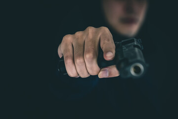 Fototapeta premium 拳銃を構える人物