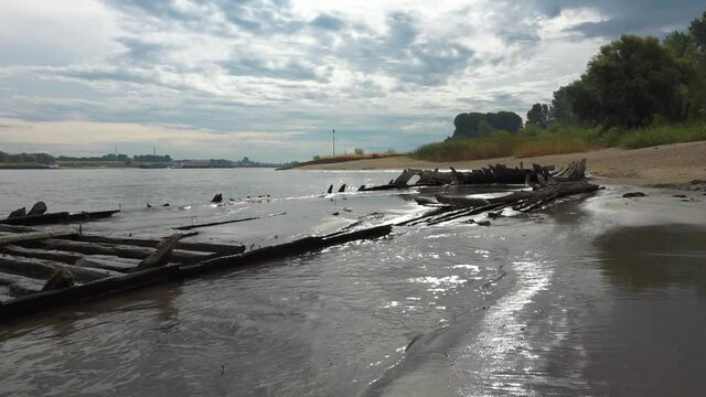 Schiffswrack am Rhein bei Kleve