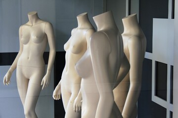 Obraz premium The window of empty clothing store in the commercial center of Athens, with mannequin dolls in the display - Athens, Greece, October 9 2020.