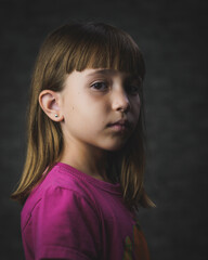 Retrato de una niña seria