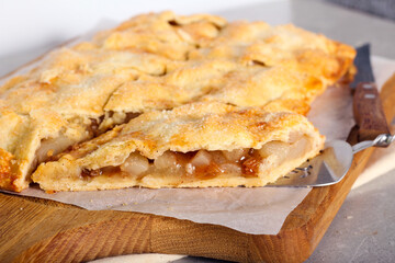 Spicy pear and raisin pie, sliced