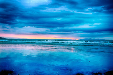 Fototapeta na wymiar Vivid sunset at the sea in the New Zealand