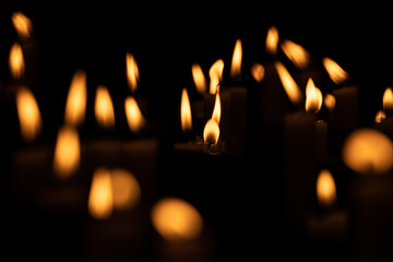 Andachtskerzen in einer Kapelle