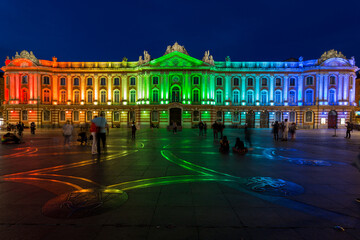 Fototapeta na wymiar Le capitole de Toulouse aux couleurs LGBT. Vue de face