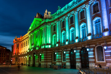 Fototapeta premium Le capitole de Toulouse aux couleurs LGBT. Vue latérale