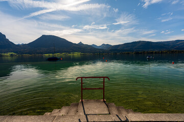 Seerundweg am Wolfgangsee im Salzkammergut im Herbst