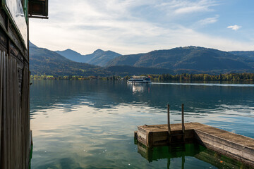 Seerundweg am Wolfgangsee im Salzkammergut im Herbst