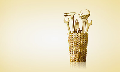 goldenes Werkzeug in einem goldenem Behälter