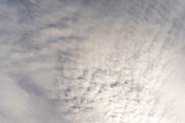 Flugzeug mit Wolken