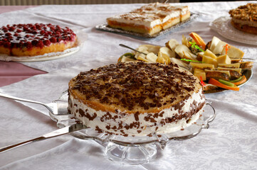 Torte und Kuchen auf einer weißen Tischdecke