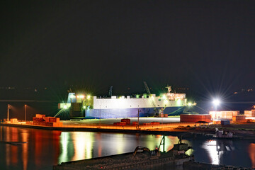 Obraz premium 夜中に停泊する船