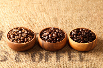 三種のコーヒー豆（浅煎り、中煎り、深煎り） - obrazy, fototapety, plakaty