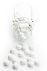 薬（ガラスボトルからこぼれ落ちた糖衣錠）