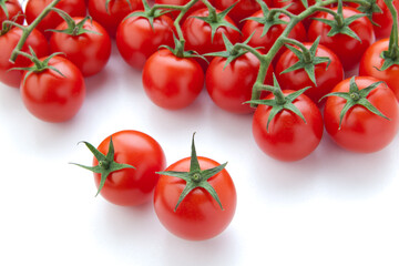 ミニトマト（白バックで撮影した枝付きトマト）