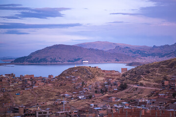 チチカカ湖と都市プーノ