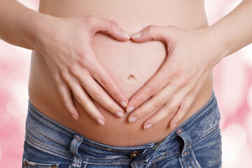 Fototapeta premium Herz Liebe Babybauch