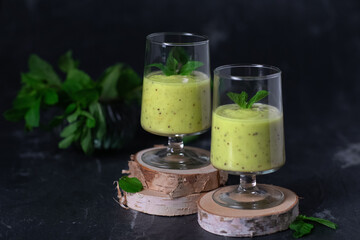smoothie, drink, cocktail, green, healthy, fresh, kiwi, smoothie, fruit, glass, juice, vegetable, cold, mint, wood, background, sweet, diet, 