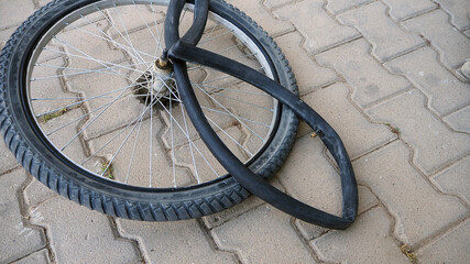 dismantling the bicycle wheel for repair,