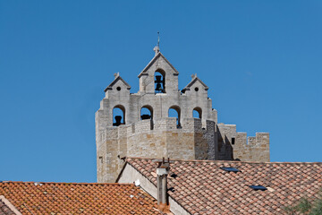 Toitures et clocher mur de l'église Notre-Dame de Saintes-Maries de la Mer - France