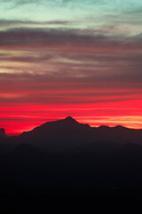 Contorno de montañas entre un cielo de atardecer rojo