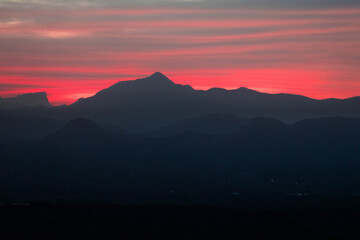Contorno de montañas entre un cielo de atardecer rojo