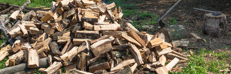 Monte de lenha cortada e dois machados